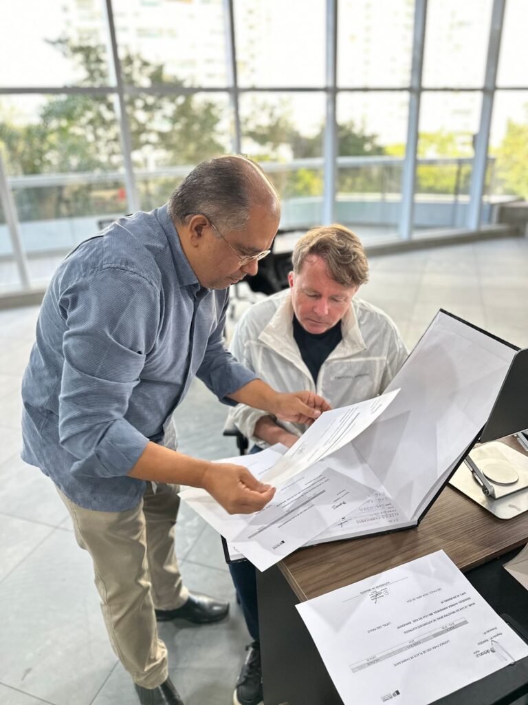 Flavio e Everson com documentos do Detran-SP